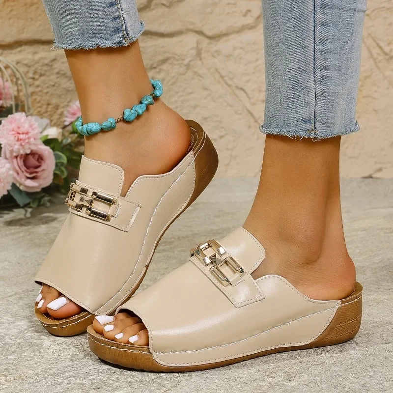 

2025 Summer Open Toe Women's Slippers Fashion Metal Decoration New Outdoor Daily Best Seller Plus Size Wedge Slippers Zapatos