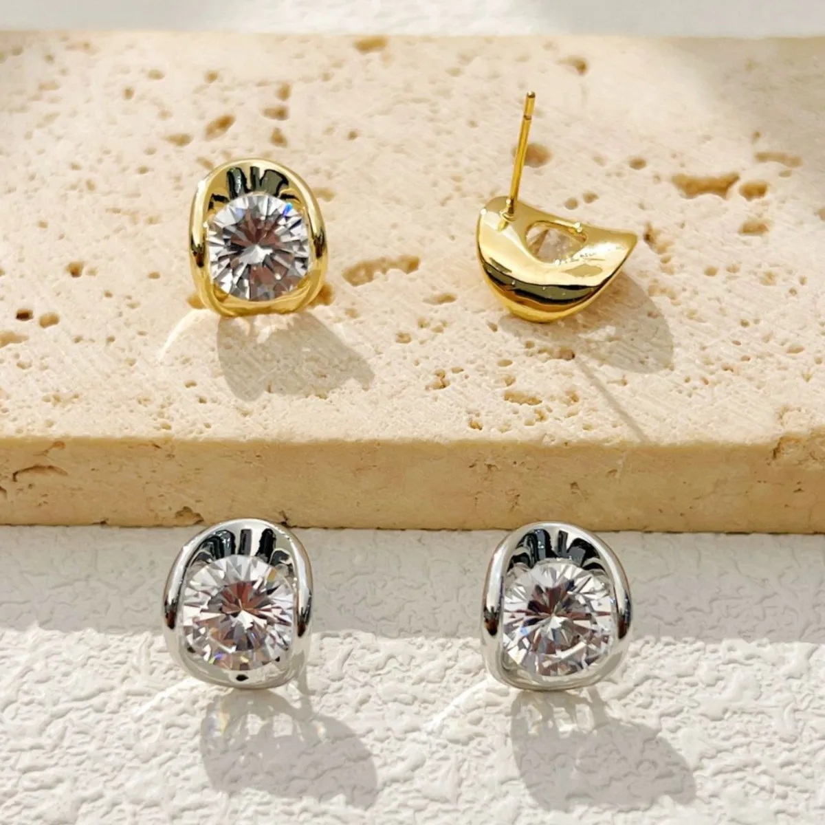 Simple pleated metal zircon earrings, fashionable and versatile high-end earrings, light luxury style earrings
