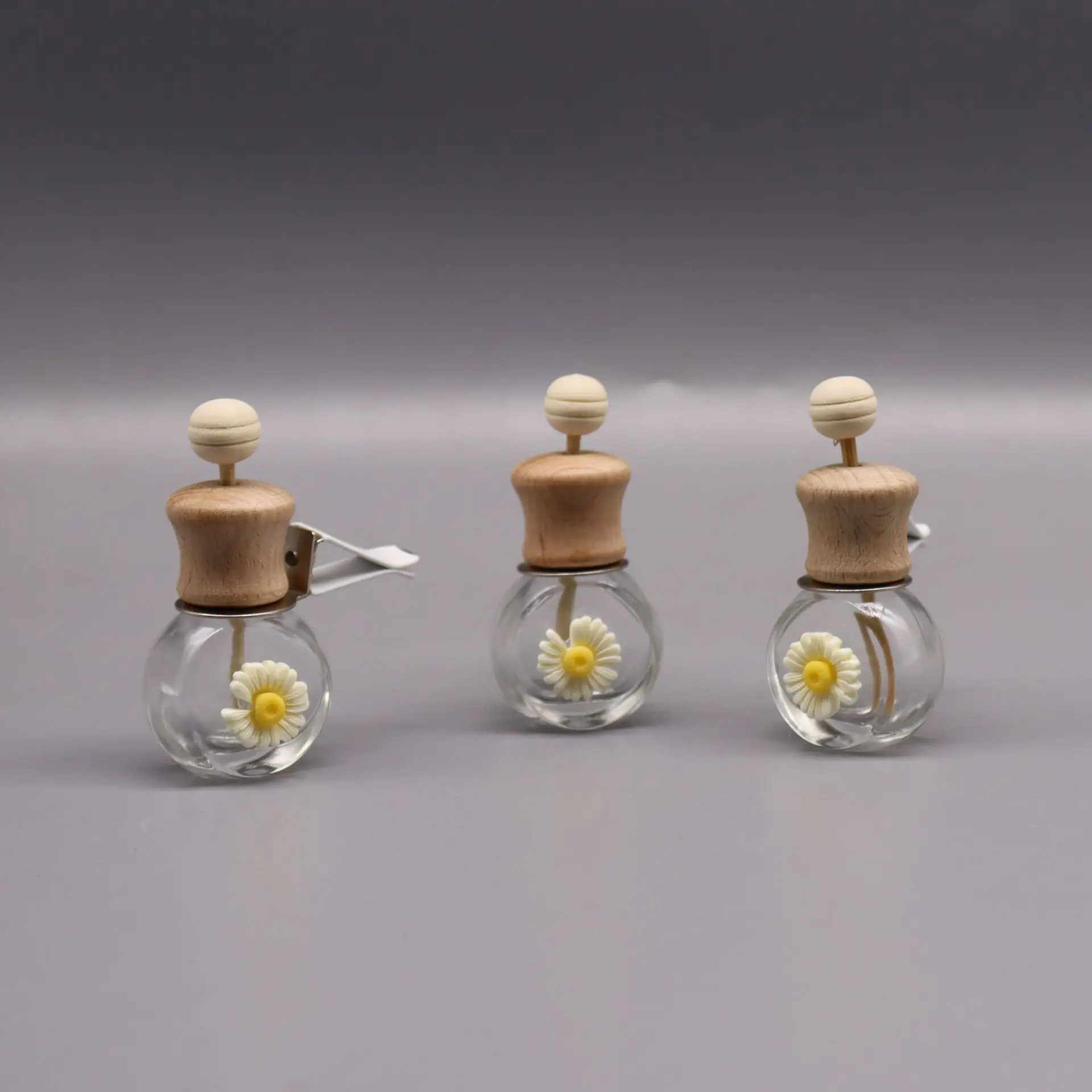 

8ml Car Perfume Bottle, Cute Chrysanthemum Glass Air Vent Clip, Creative Vehicle Aroma Diffuser Decor