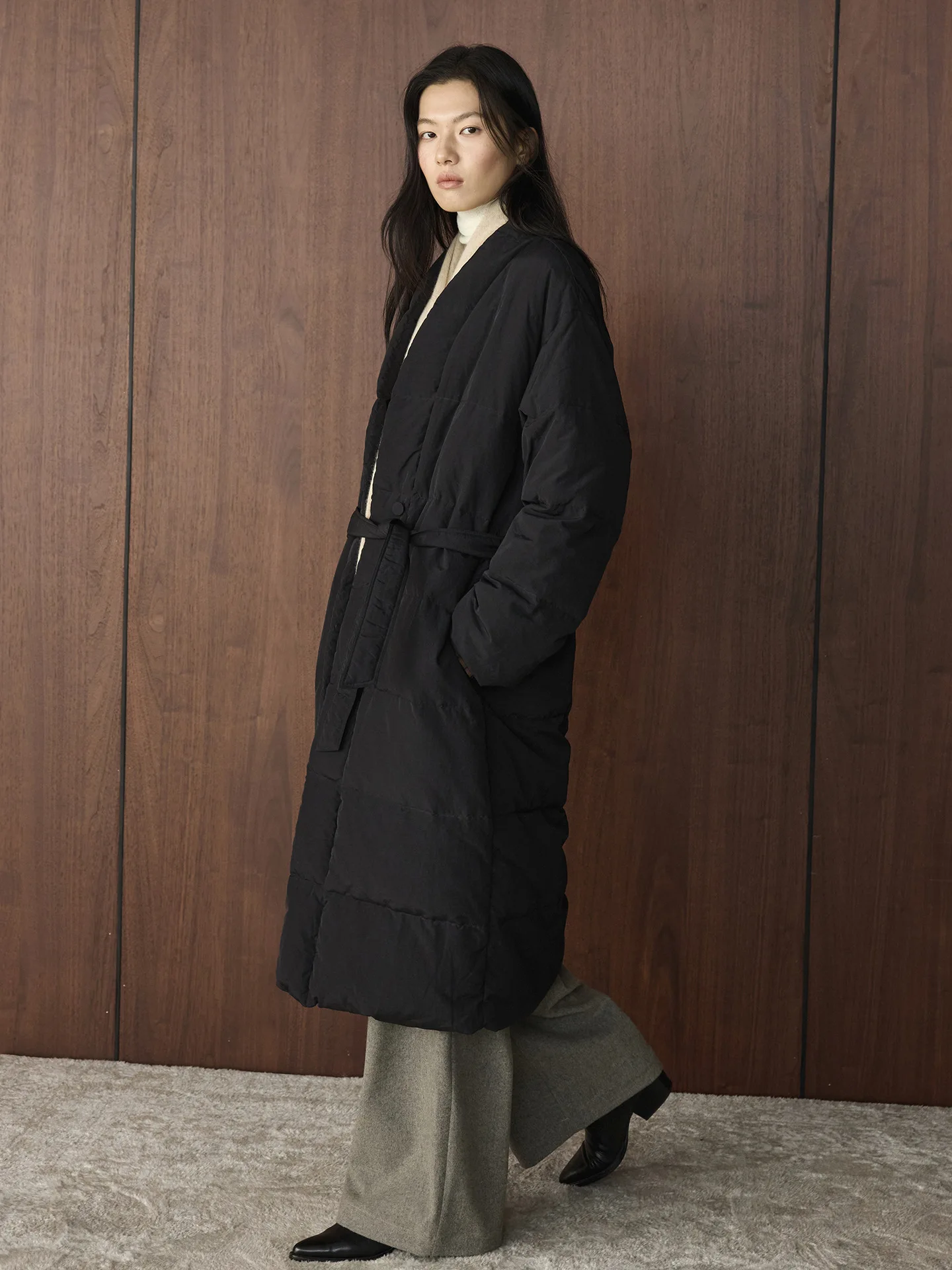 سترة شتوية جديدة على الطراز الكوري بحزام على شكل حرف V وطويلة مع شعور معلق، سترة دافئة ومريحة للنساء