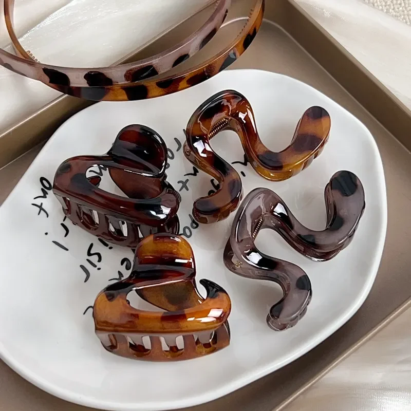 2026 New Women Retro Coffee Geometric Hair Clip Half Tie Shark Claw Clip Simple Versatile Back Head Grabber Hair Accessories