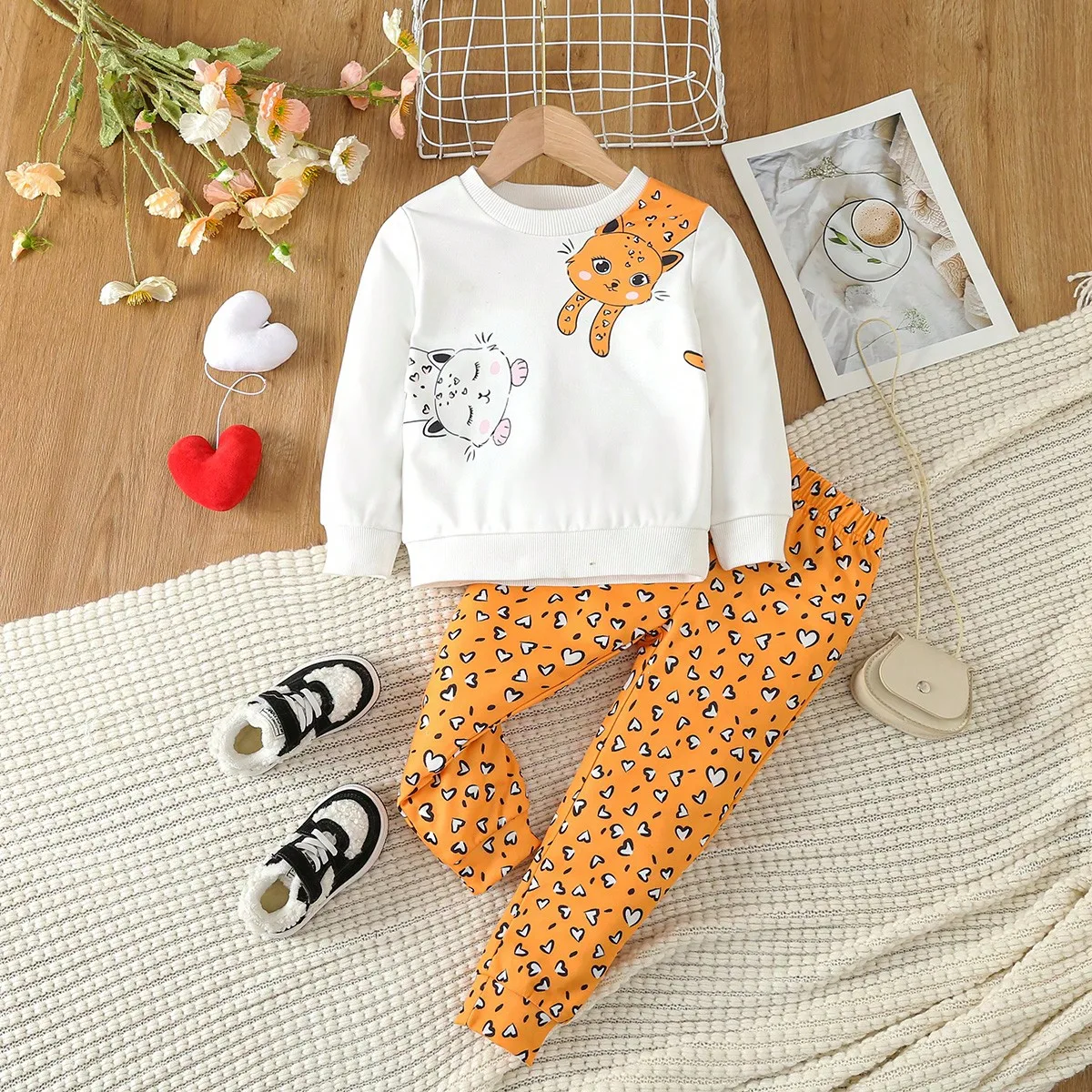 Małe dziewczynki ubranka malucha z długim rękawem słodki kociak bluza z kapturem Top + spodnie nadruk w kształcie serca zestaw ubrań dla dzieci