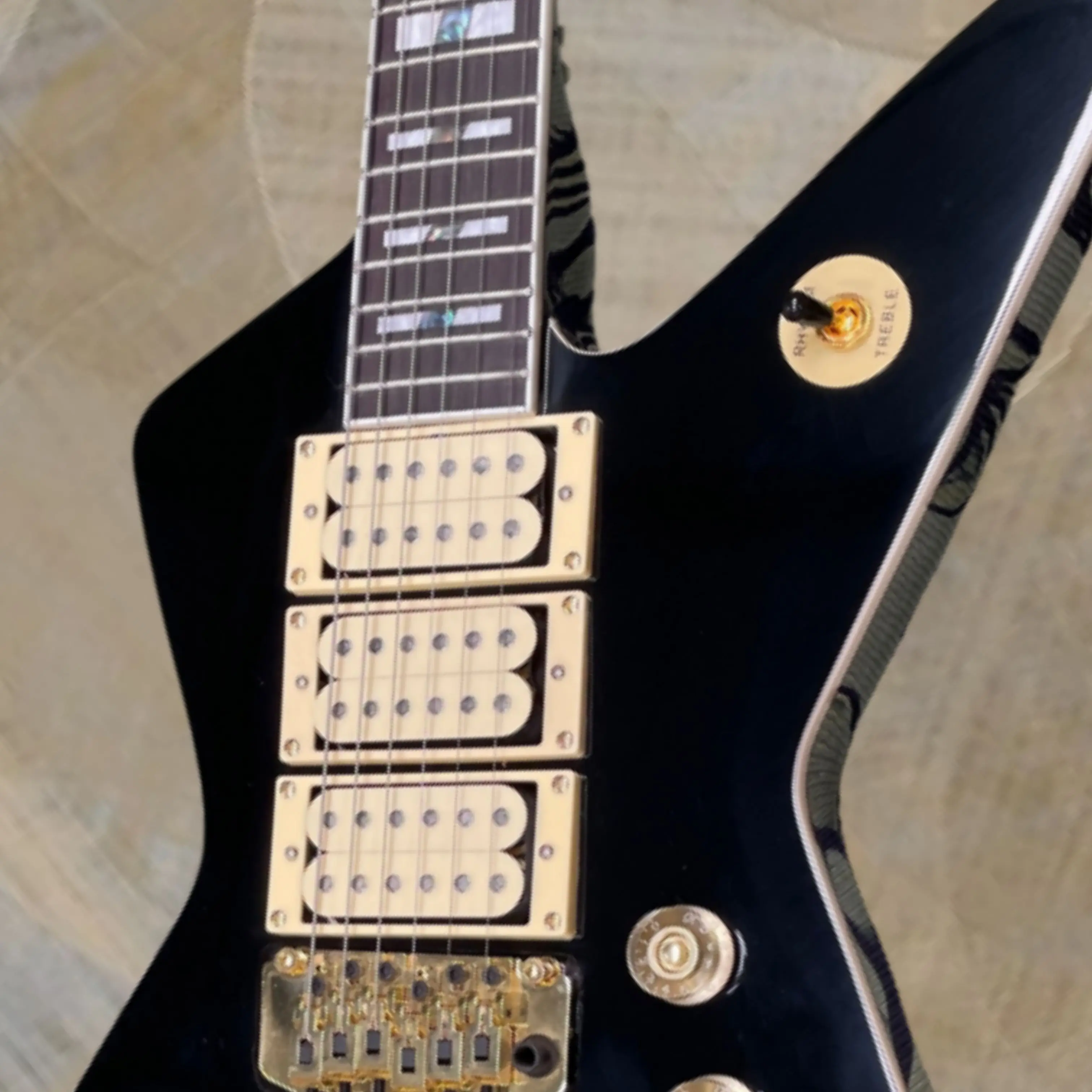Luxury Gloss Black Electric Guitar, Gold Fittings HHH Pickup Guitars, Colorful Abalone Inlay for Stage Performance Guitarra