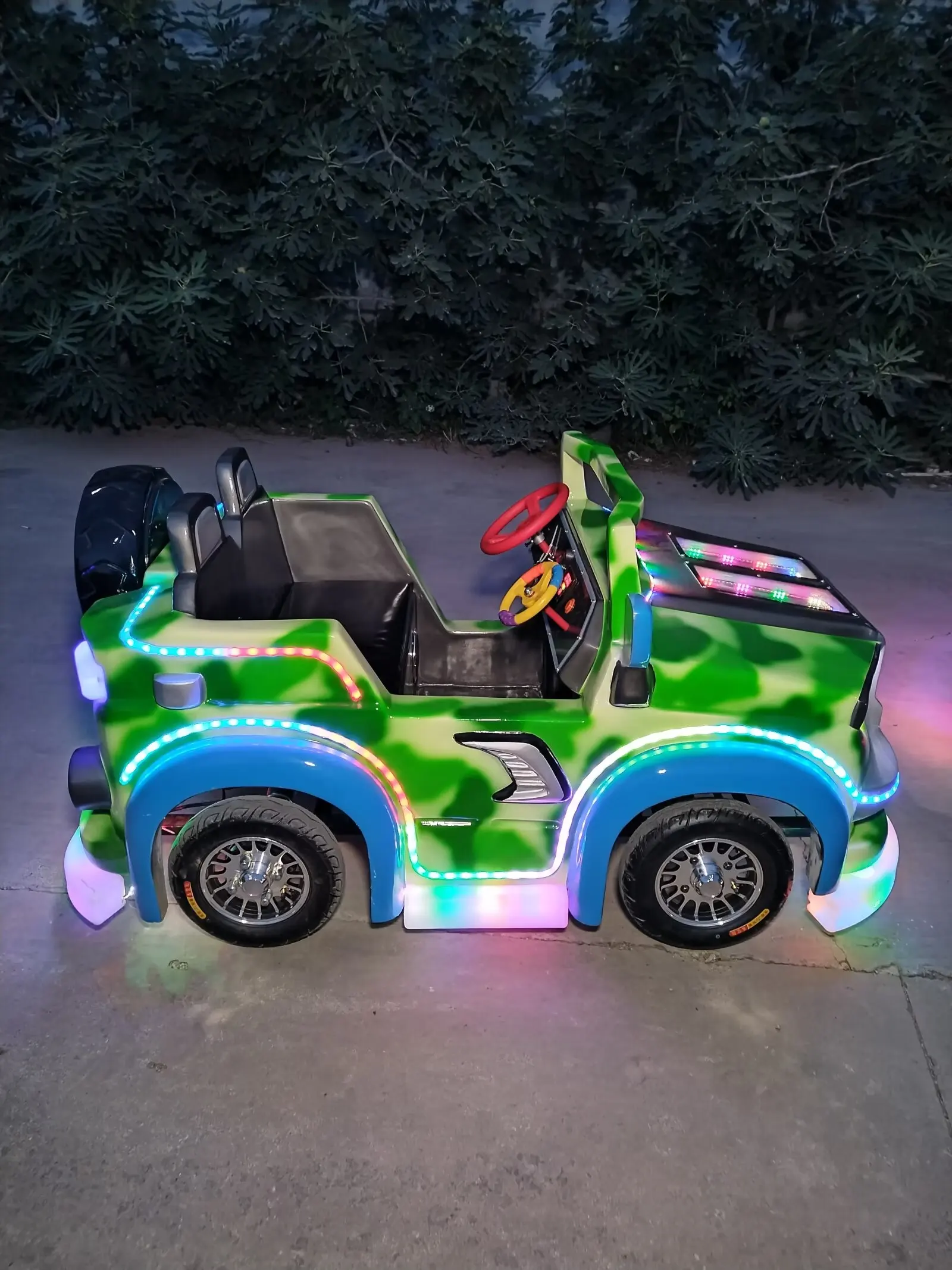 Directe fabrieksverkoop Educatieve binnenauto Kinderspellen Hot Sales Amusement Themapark voor de kleuterschool Tuin Gemaakt van glasvezel