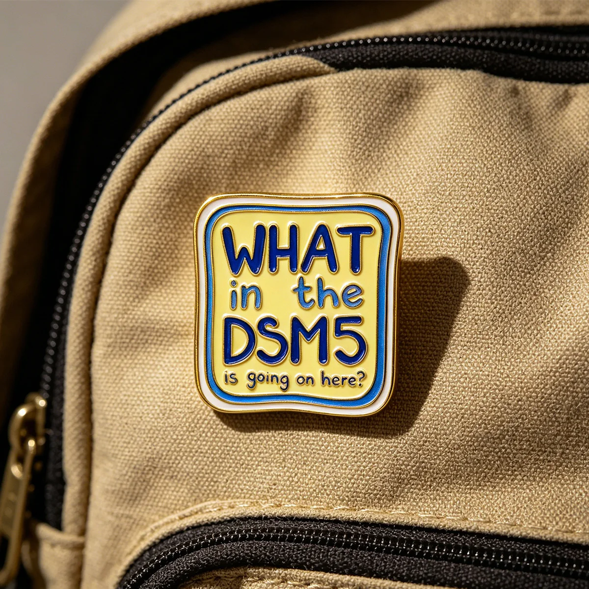 Was passiert hier im DSM 5? Emaille-Anstecknadel Brosche Anstecker Abzeichen Kleidungszubehör Modeschmuck Geschenke für Freunde – Detail 3