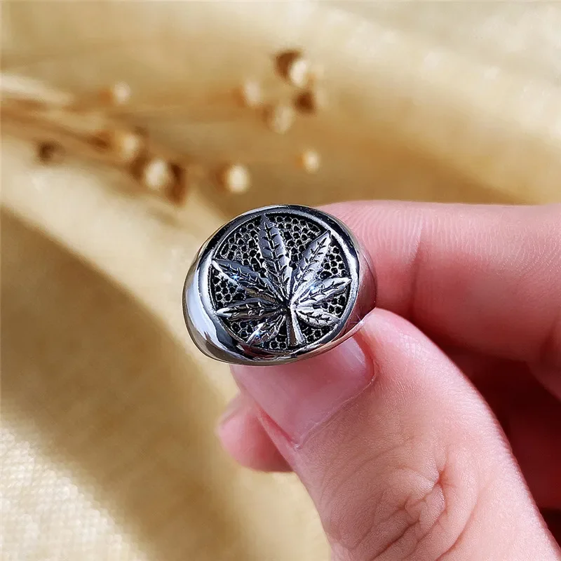 2024 Antique Silver Color Maple Leaf Band Ring for Women/Men Metallic Style Simple Stylish Finger Accessories Couple Jewelry