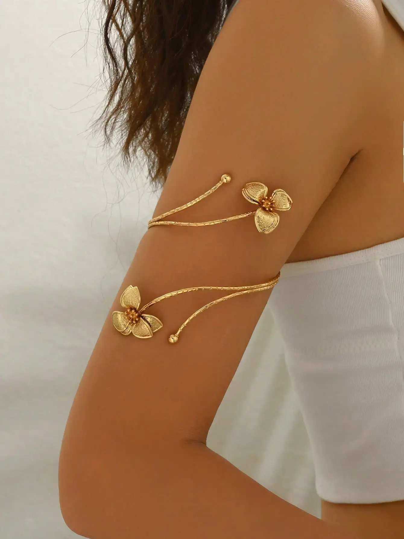 

1pc Fashion Elegant Gold Three-Petal Flower Arm Cuff Suitable For Daily Wear