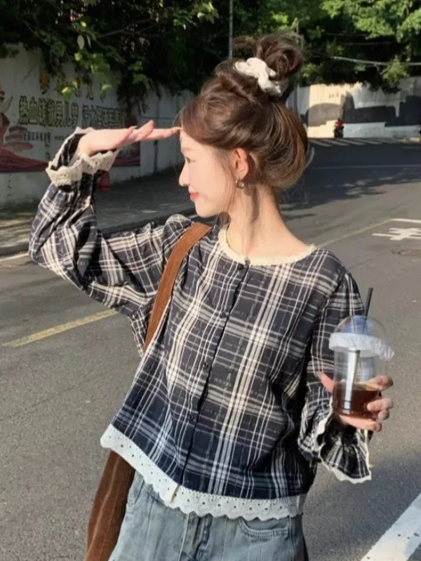 

Женская блузка с кружевными вставками и клетчатым узором, свободного кроя, в корейском стиле, весна-осень, удобная, дышащая, с короткими рукавами-колокол.