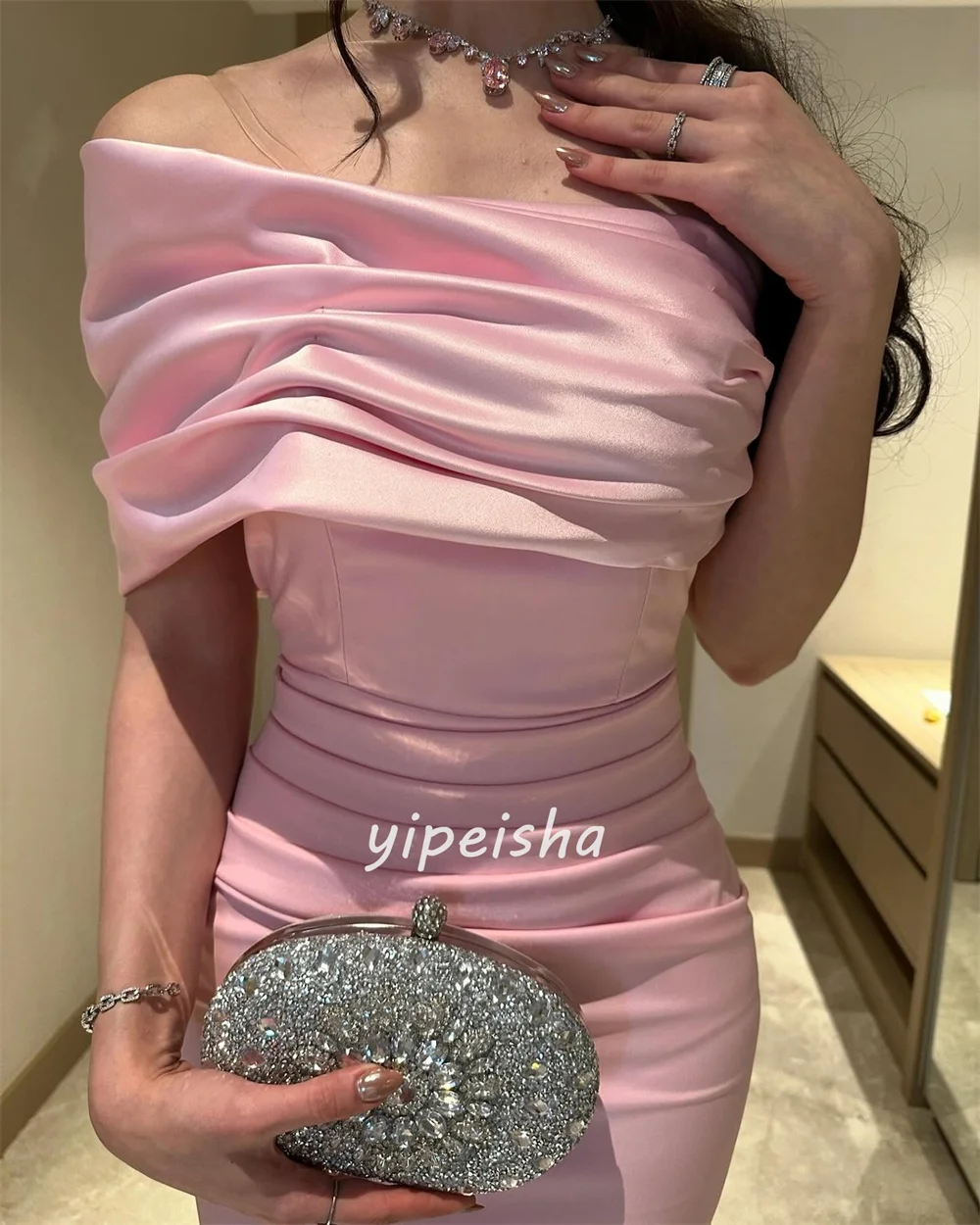 Abiti da cerimonia alla caviglia con spalle scoperte e sirena increspata in charmeuse alla moda in stile moderno personalizzato Abiti da cerimonia su misura abbinati
