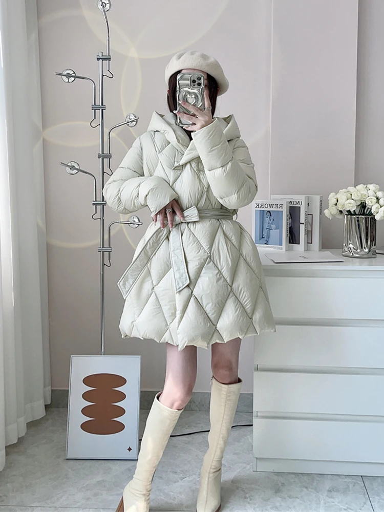 90% White duck down jacket women Warm High quality 2024 Winter Hooded fluffy coat with sashes Female Outwear Solid INKEO 3O355