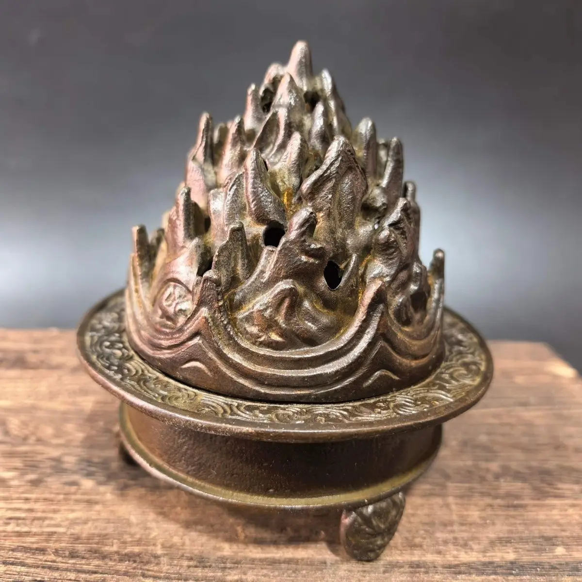 Antique Boshan Incense Burner Hollow Mountain Peak Lid Tripod Censer Meditation Incense Holder for Temple Home Decoration