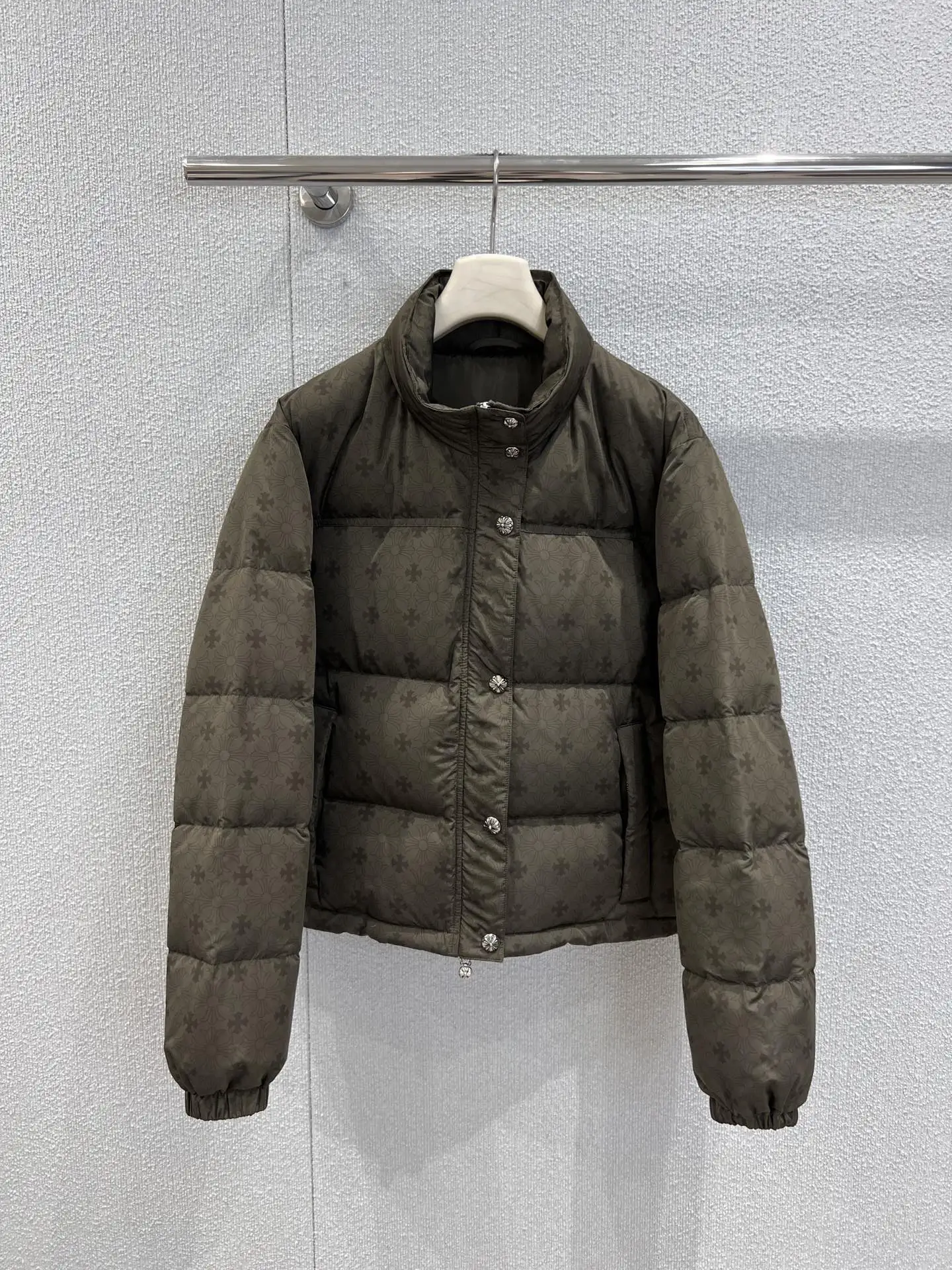 

Теплая короткая женская куртка-пуховик с воротником-стойкой, темно-зеленая, роскошная, универсальная, приталенная, с цветочным принтом, на пуговицах