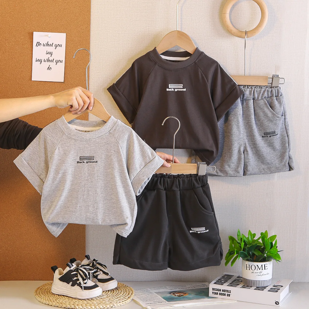 2026年新作幼児男の子用2ピースアウトフィット、レタープリント半袖tシャツとショートパンツセット、1〜5歳向けカジュアルスポーツキッズサマー服