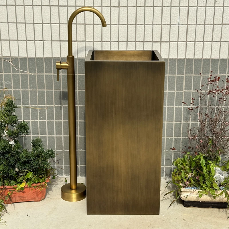 Antique copper column wash basin Floor-to-ceiling retro steel washbasin Simple outdoor courtyard B & B