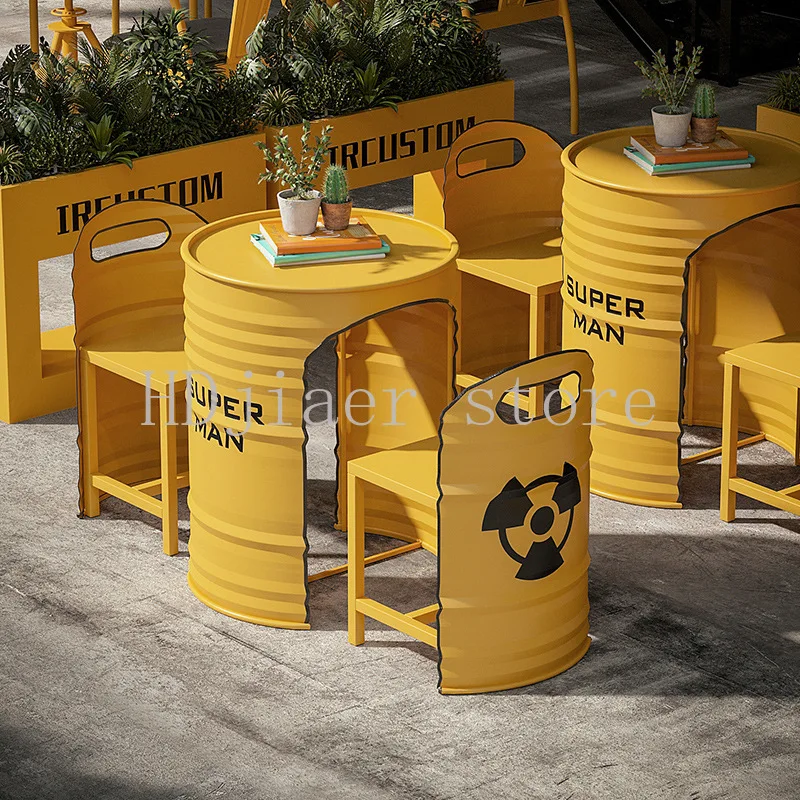 Industriestil Outdoor Tisch- & Stuhl-Set: Ölfass aus Eisen, Trendige Sitzgruppe für BBQ/Café, Kreative Terrassenbestuhlung