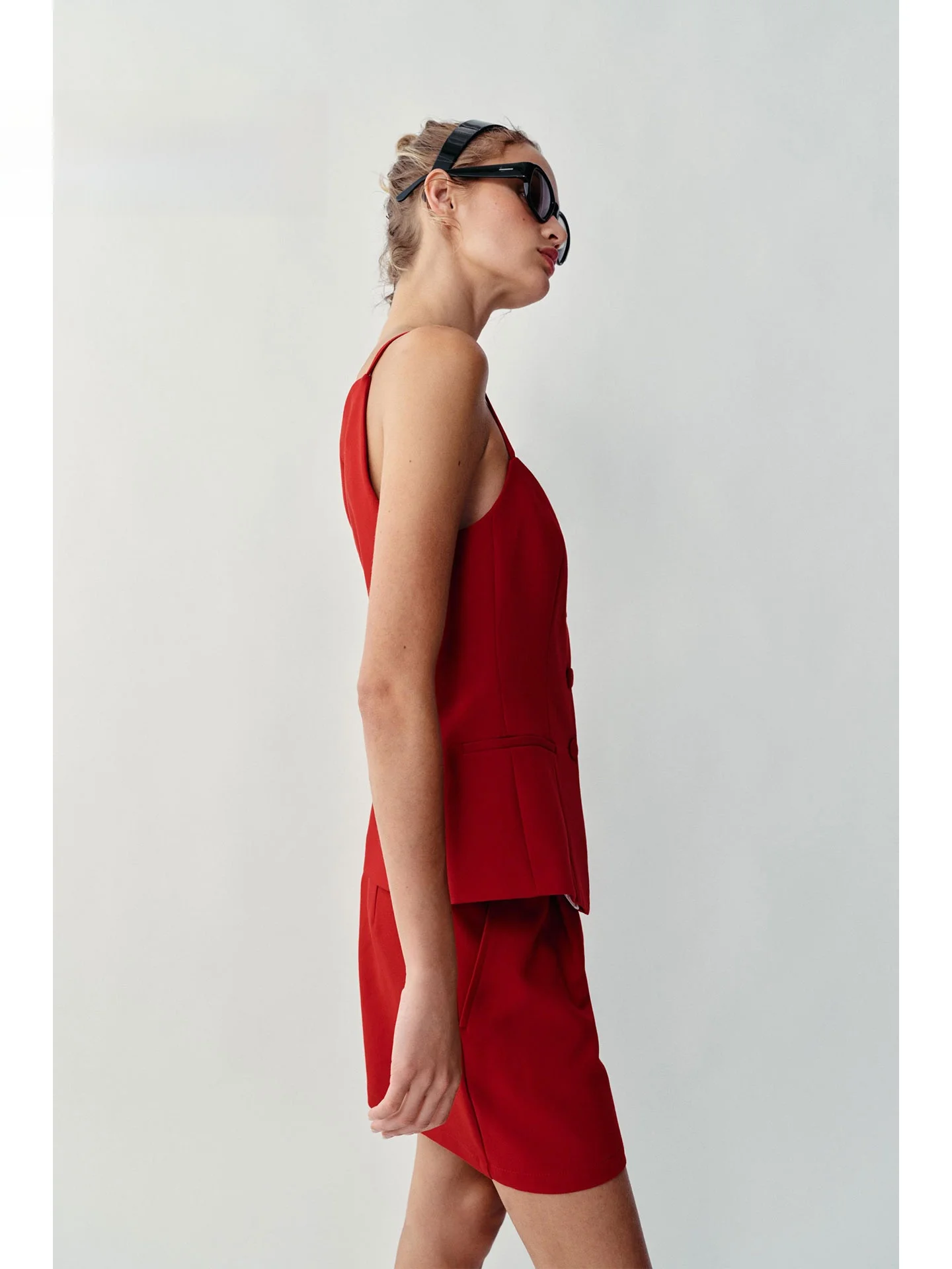 Fall 2026 New Style Atmosphere Sensation Strap Vest Single Button Pocket Design Slimming Personality Top Women's Fashion