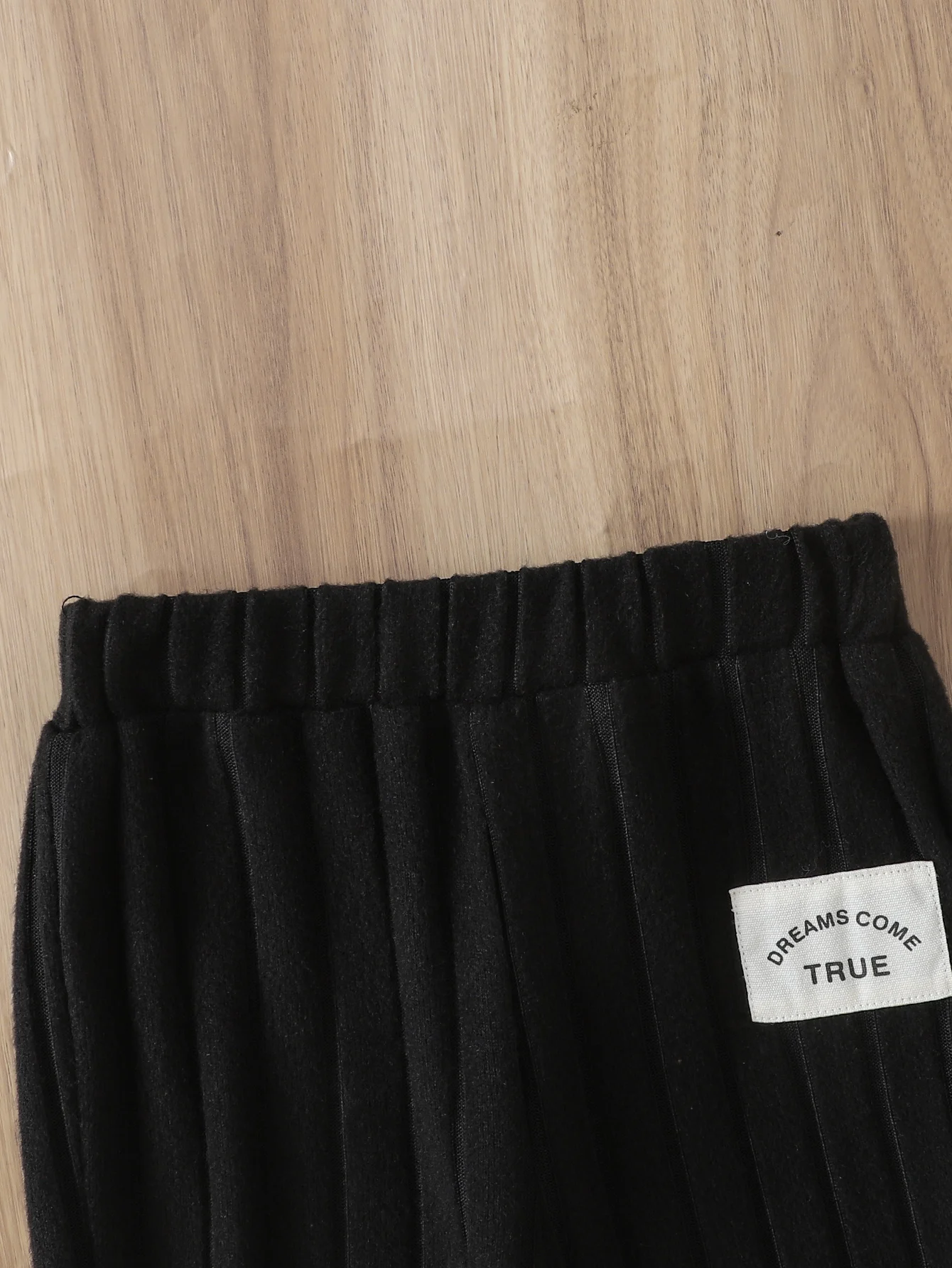 2-teiliges Baby-Outfit für Frühling und Herbst, Farbblock-Design, vertikal geripptes Langarm-Oberteil mit Rundhalsausschnitt + schwarz gestreifte Jogginghose mit Bündchen, schlicht. – Detail 5