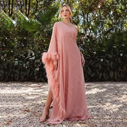 Vestidos rosas para madre de la novia, ropa con abertura lateral, plumas, manga de un hombro, fiesta de boda, 2024