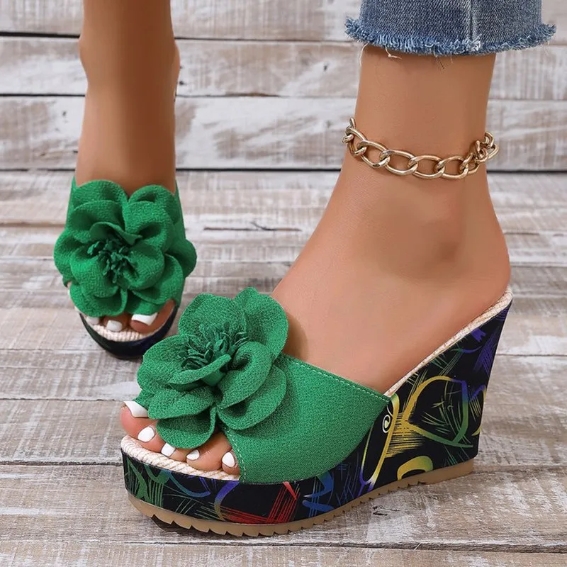

Новые женские шлепанцы на платформе 2026 года, летние пляжные сандалии на танкетке, модные повседневные женские шлепанцы на высоком каблуке с цветочным декором, Sandalias De Mujer