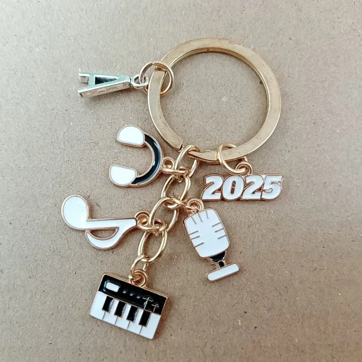 2025 New Music A-Z Letter Keychain Pianist Gift Music Microphone Earphones Note Jewelry Becomes Your Favorite Souvenir