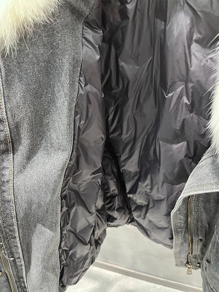 سترة نسائية شتوية جديدة لعام 2025 من قماش الدنيم ملابس خارجية فاخرة معاطف نسائية بياقة من فرو الثعلب الحقيقي سترة من ريش الإوز الطبيعي تخفيضات كبيرة