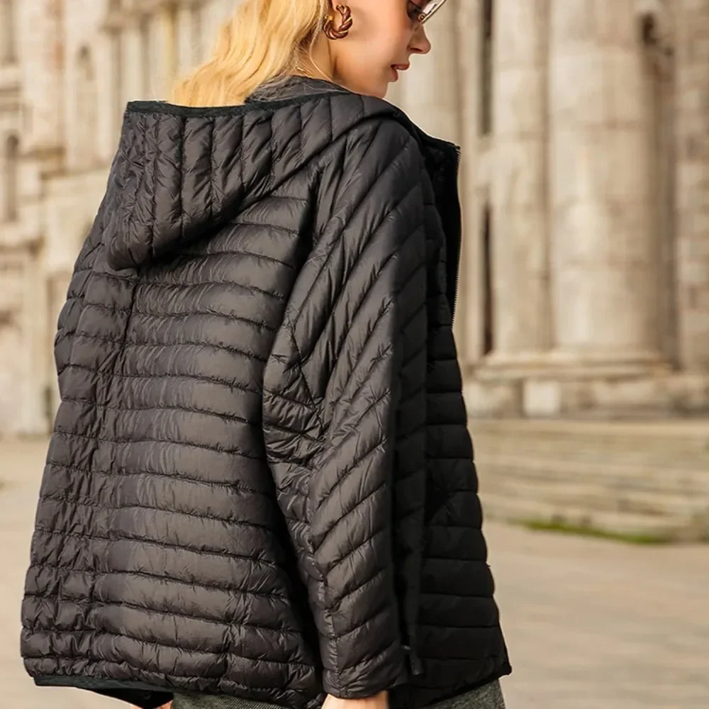2025 الشتاء الإناث ريشة سترة مقنعين أسفل سترة قصيرة سترة منفوخة المرأة خفيفة للغاية 90% الأبيض بطة أسفل معطف فضفاض المرأة