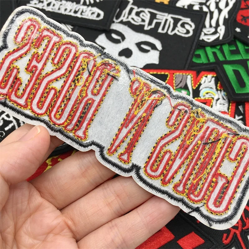 50 stücke viel Mixed Eisen auf Patches für Kleidung Jacke Jeans Bestickt Abzeichen Kleidung Aufkleber DIY Applique Band Rock streifen