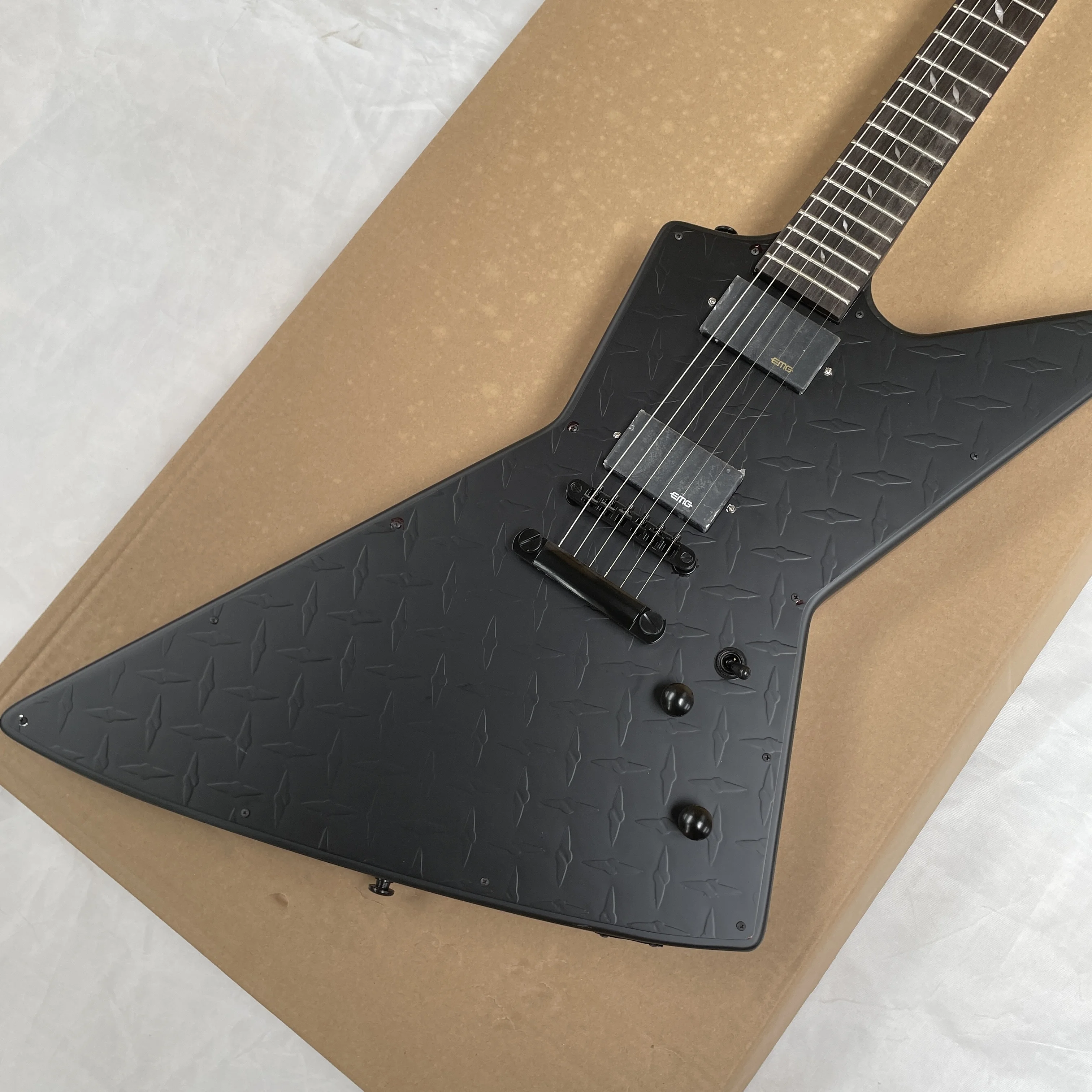 

Matte black embossed panel electric guitar,dual-coil pickup metal rock guitars, suitable for beginners to professionals guitarra