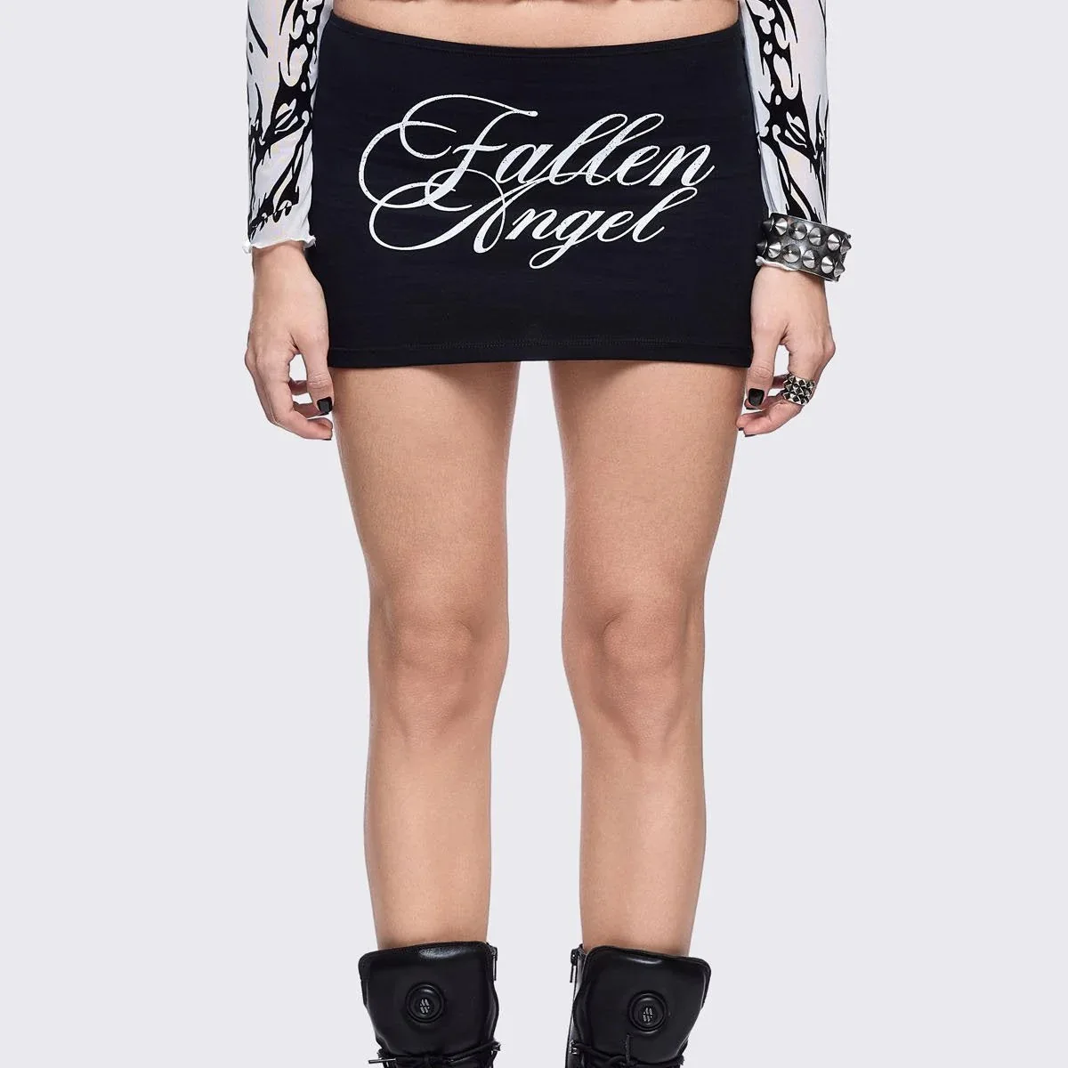 Sommerlicher, mit Buchstaben bedruckter Rock mit elastischem Bund, der die Hüften formt, im Stil von „Spicy Girl“, in Schwarz und als kurzer Rock. – Detail 2