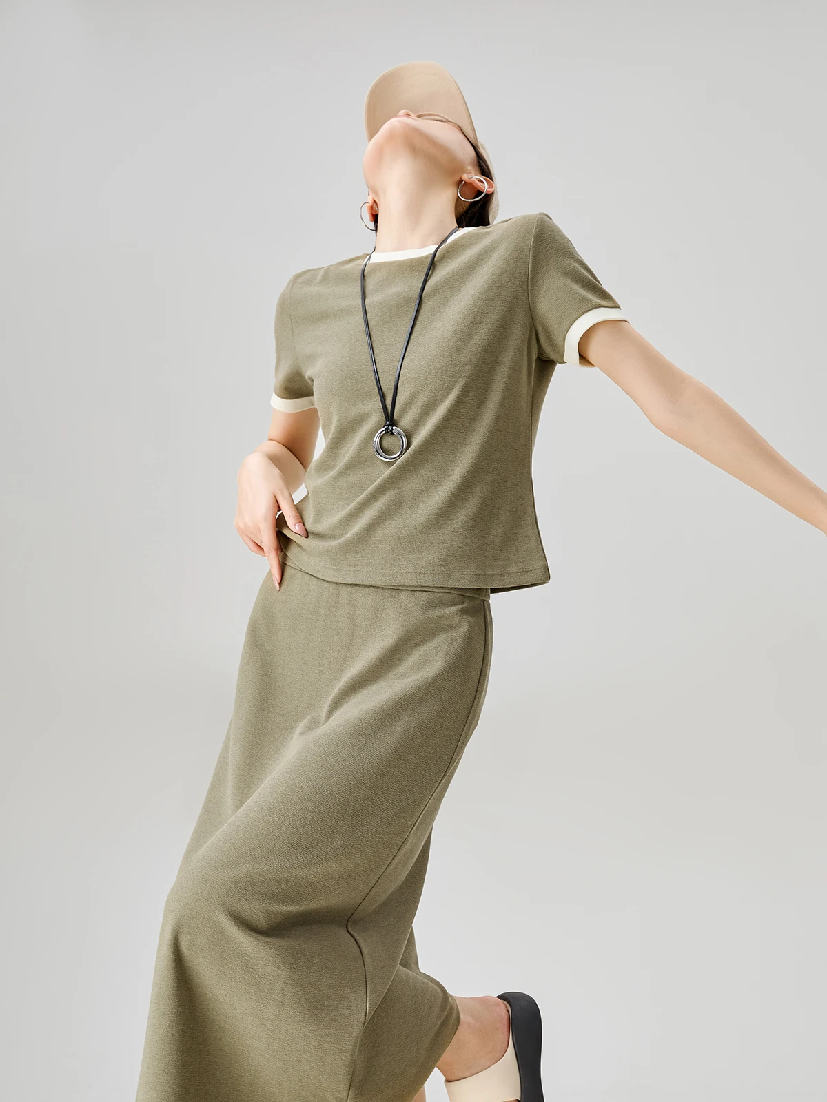 

Комплект из футболки с круглым вырезом и коротким рукавом в стиле колор-блок и юбки для женщин, лето 2026: Новый элегантный модный комплект из двух предметов