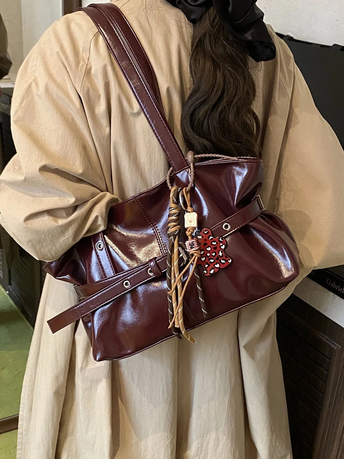 

High-End Oil Wax Leather Tote Bag for Work Commute Single oulder Bag Outdoor Faionable New 2025 American Retro Sle