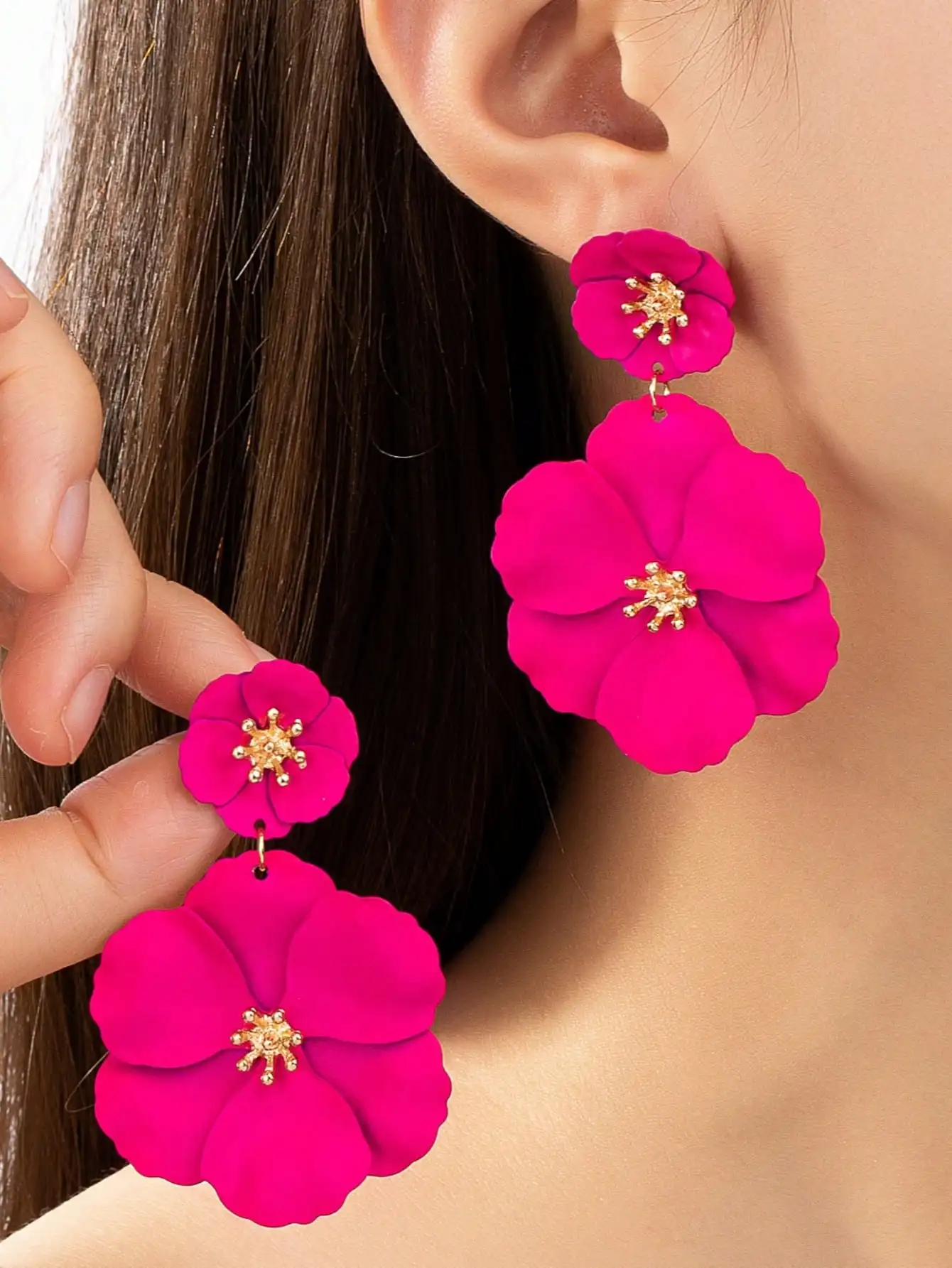 Pendientes Colgantes con Flores Fucsia para Mujer, Detalle Central Dorado, Joyería Ligera y Elegante