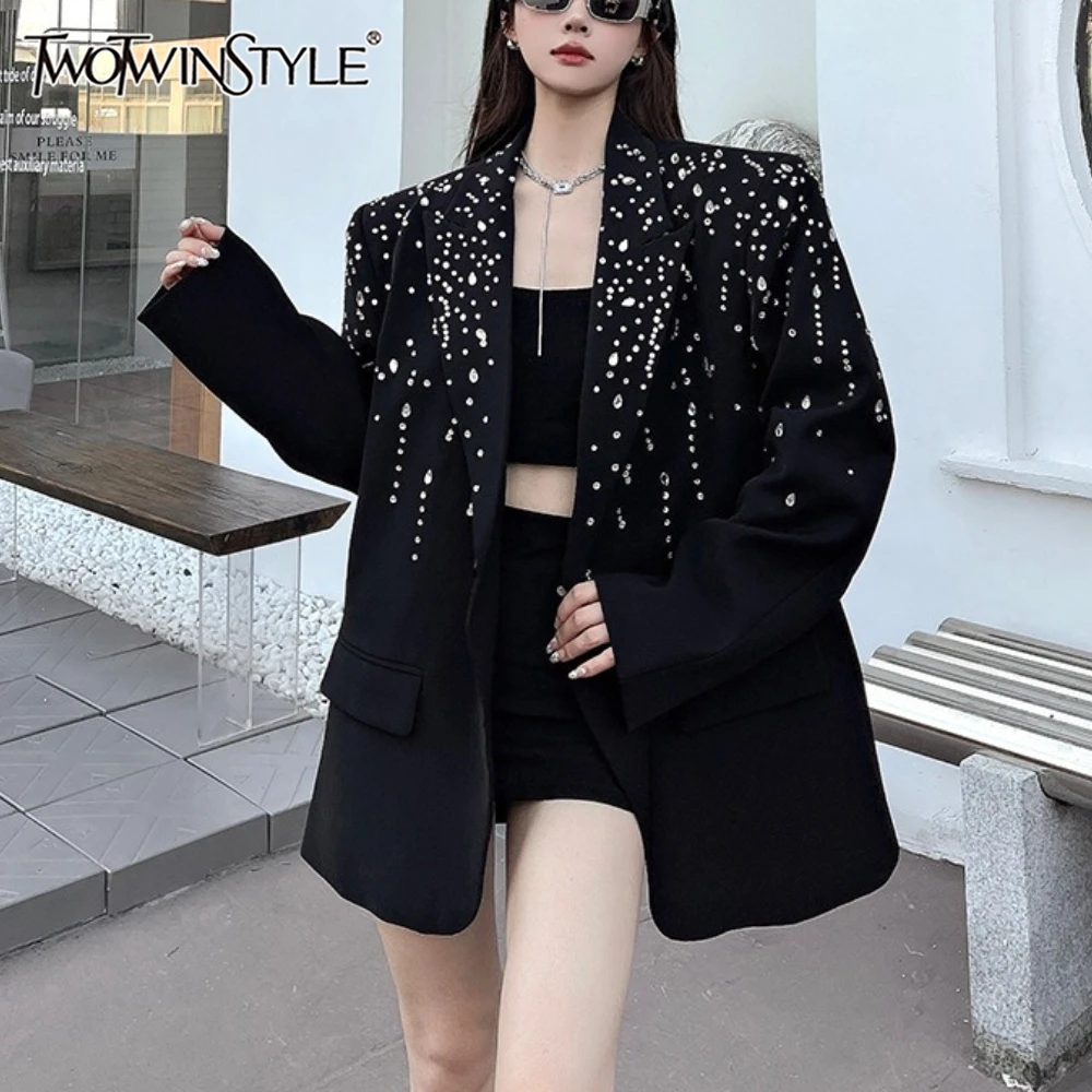 TWOTWINSTYLE سترة أنيقة مرصعة بالألماس باللون الأسود مع طية صدر السترة وأكمام طويلة فضفاضة للمكتب سترات نسائية موضة خريف جديدة