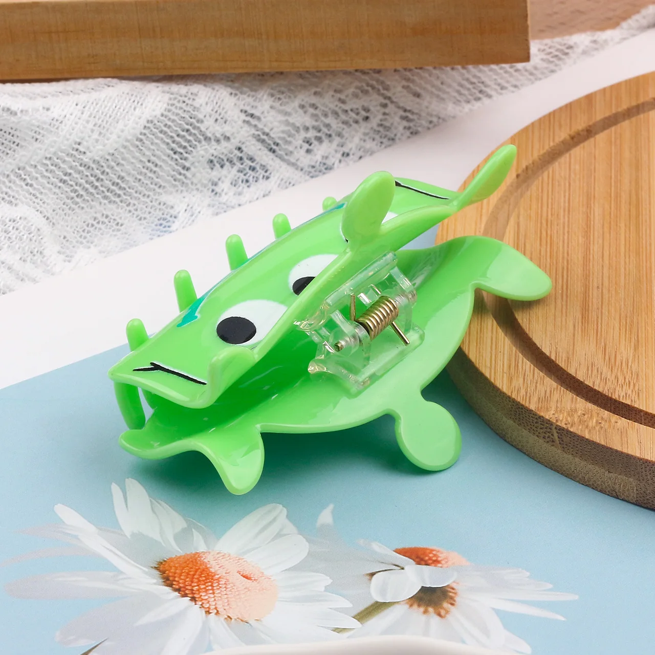 مشبك مخلب شعر تم تصميمه بعد شخصية "الجانب" من فيلم الرسوم المتحركة ديزني · بيكسار "قصة اللعبة"