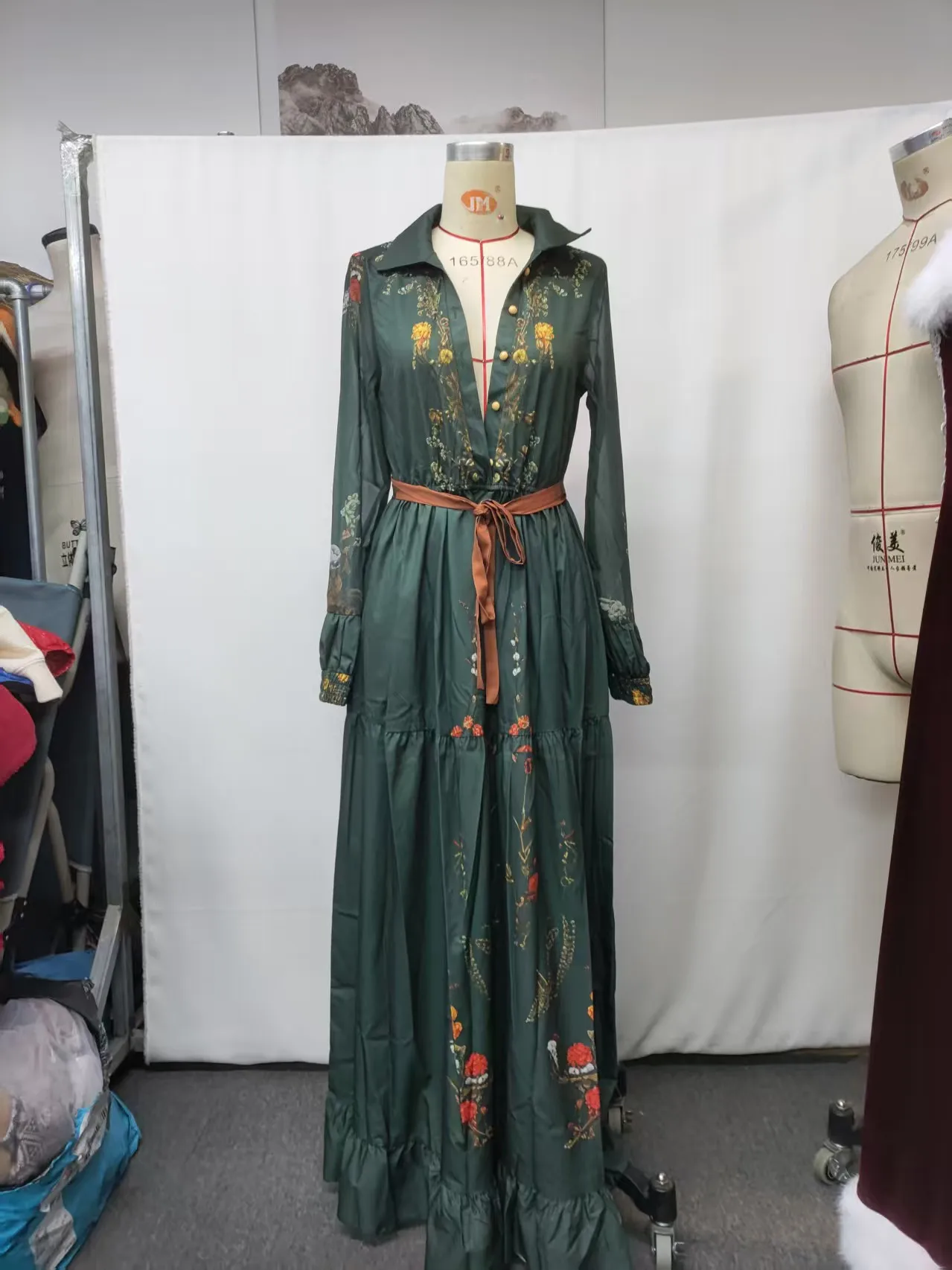 Robe imprimée à manches longues et col en v, jupe longue, style pastoral rétro, européen et américain, nouvelle collection automne 2025