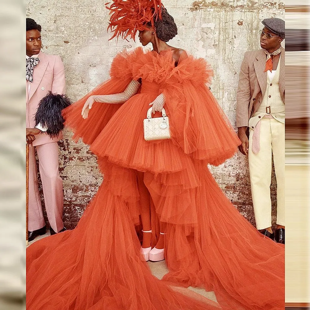 Czerwone sukienki na studniówkę z asymetrycznym dołem, odkryte ramiona, długie rękawy, elegancka czerwona suknia wieczorowa