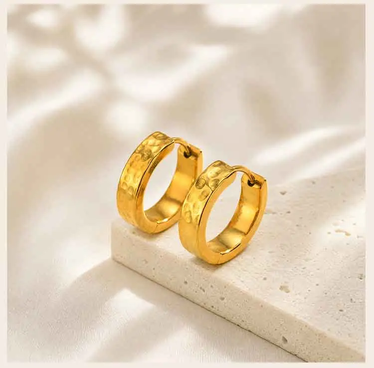 18K vergoldete Creolen für Damen, gehämmerte Huggie-Ohrringe aus Edelstahl, hypoallergene Vintage-Ohrringe, Schmuckgeschenk – Detail 5