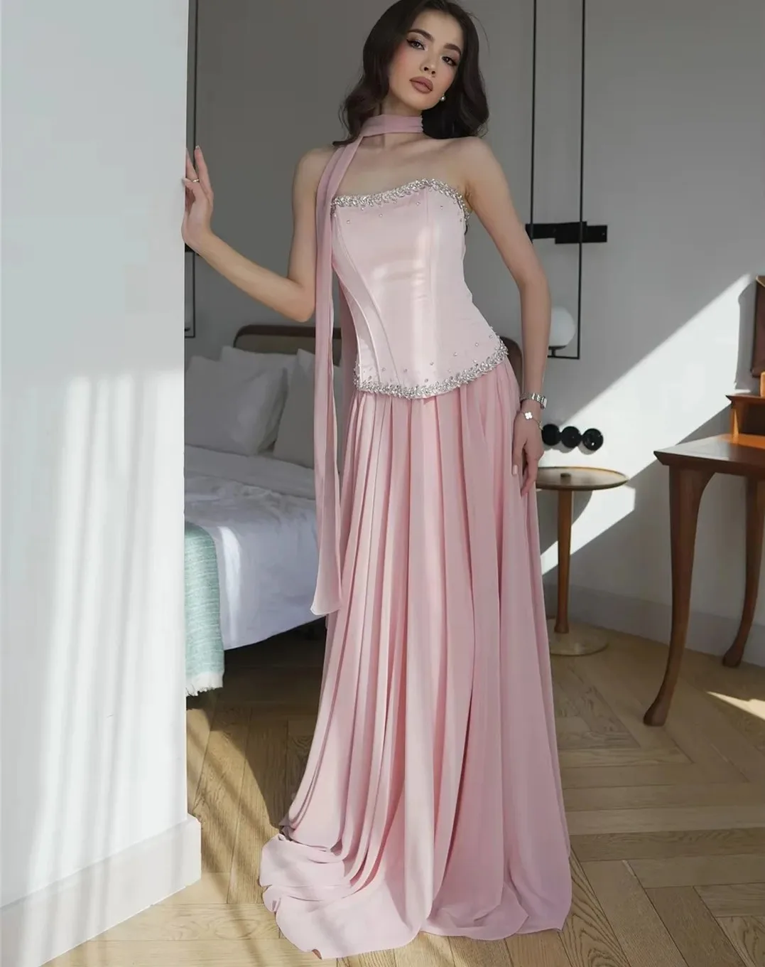 فستان سهرة رسمي أنيق وردي على شكل حرف a 2026 بدون حمالات خرز كريستالي شيفون ساتان للحفلات الراقصة رداء حفلات المشاهير #1