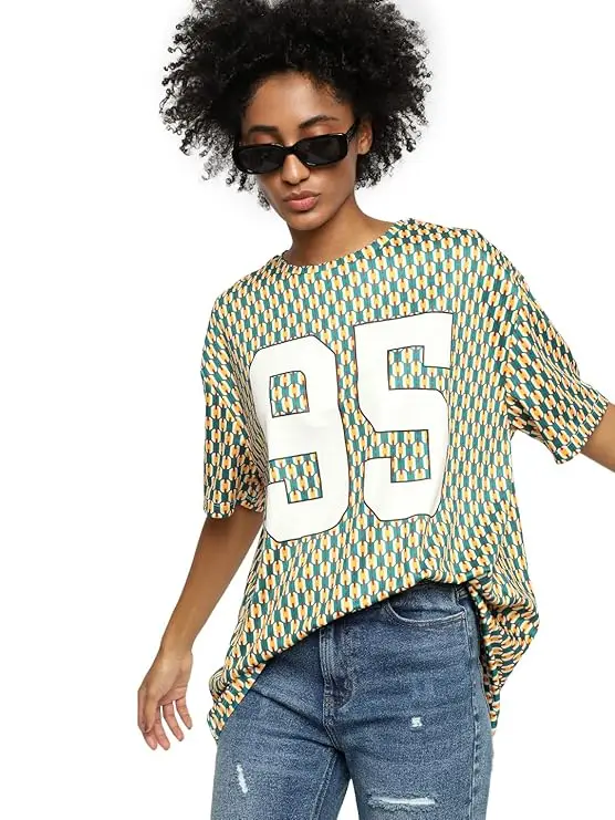 تي شيرت فضفاض بأكمام قصيرة مع نمط مطبوع رقم "95" مناسب للنزهات اليومية والتواريخ غير الرسمية وما إلى ذلك