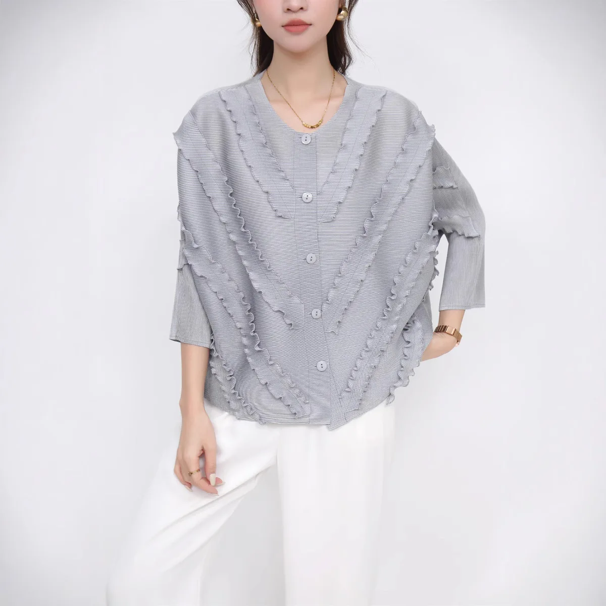 2025 Miyake printemps plié haut nouvelle mode banlieue confortable polyvalent simple boutonnage couleur unie Plisse petit haut Cardigan