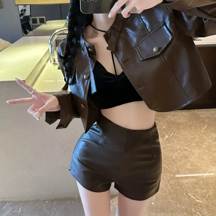 Aufreizendes Mädchen mit sexy High-Waist-Hose, eng anliegend und figurformend, trägt Stiefel, Hosen, elastische Wickelhose, PU-Leder-Shorts, Hotpants. – Detail 2