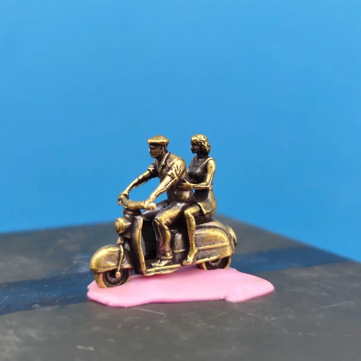 Brass Motorcycle Couple 1/64 Miniature Figurine for Micro Landscape and Diorama