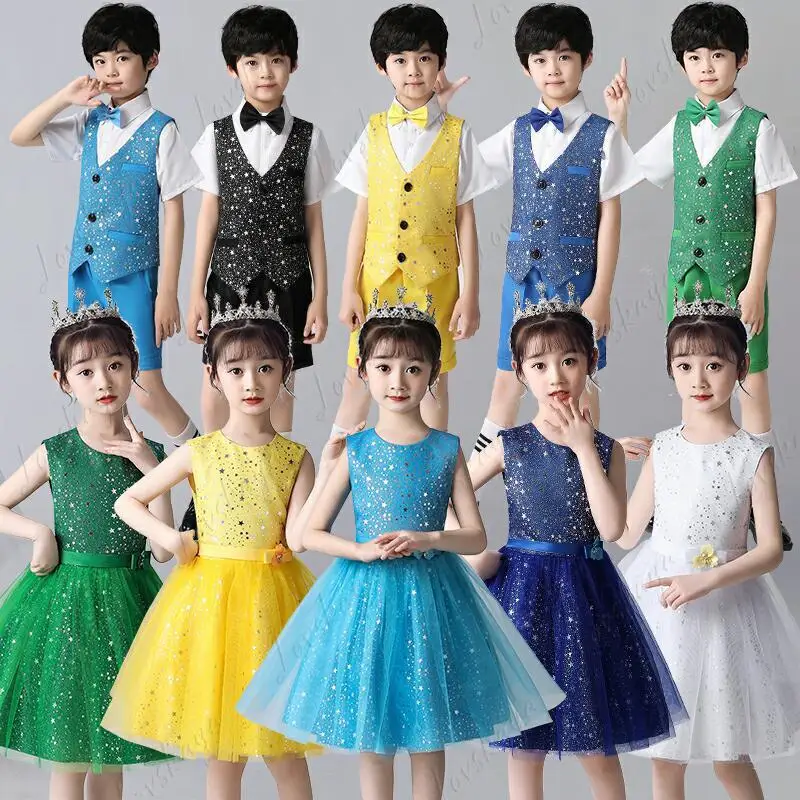 

Мальчики и девчатка выполнеют в костюмах хору, юбки принцессы для девочек, газовые юбки и учащиеся начальной школы