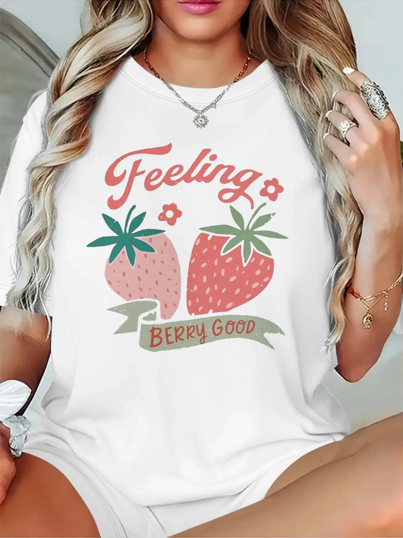 Plus Size Feeling Berry Good Strawberry Themed T-shirt voor vrouwen die zoete en stijlvolle vibes omarmen