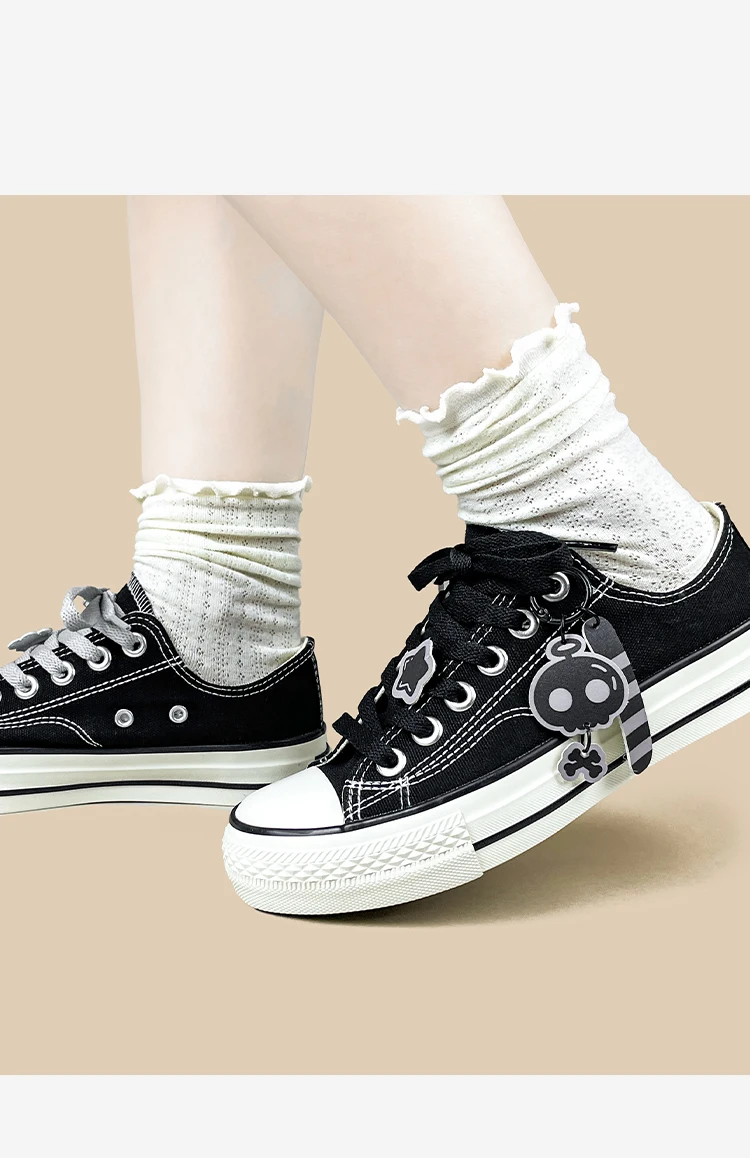 Amy and Michael Fashion Gothic Charms Damen-Canvas-Schuhe, Originaldesign, schwarze Low-Top-Flache Freizeitsneaker für Mädchen und Studentinnen – Detail 7