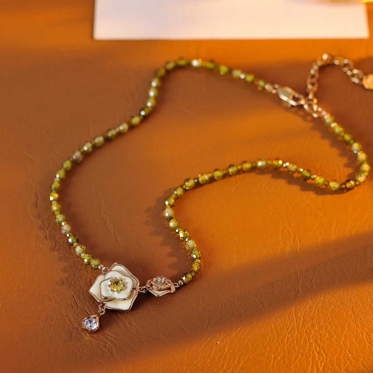 

Camellia Rose Rain Dew Necklace Light Luxury Sweater Chain Pearl Necklace Female