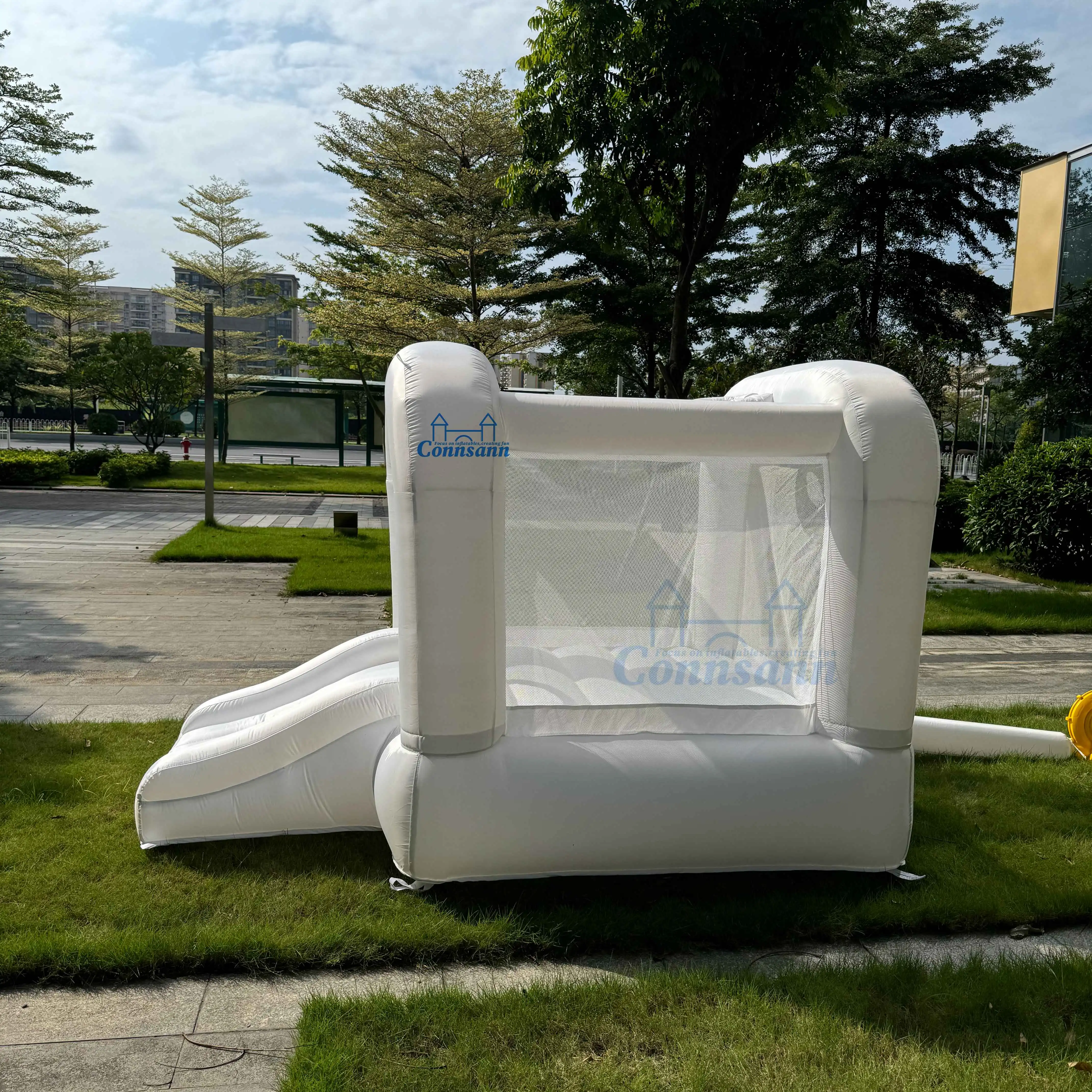 Maison de rebond en arc blanc de 8 pieds, tissu gonflable, paradis amusant pour enfants, joie rebondissante ultime pour un extérieur et en intérieur en toute sécurité, offre spéciale