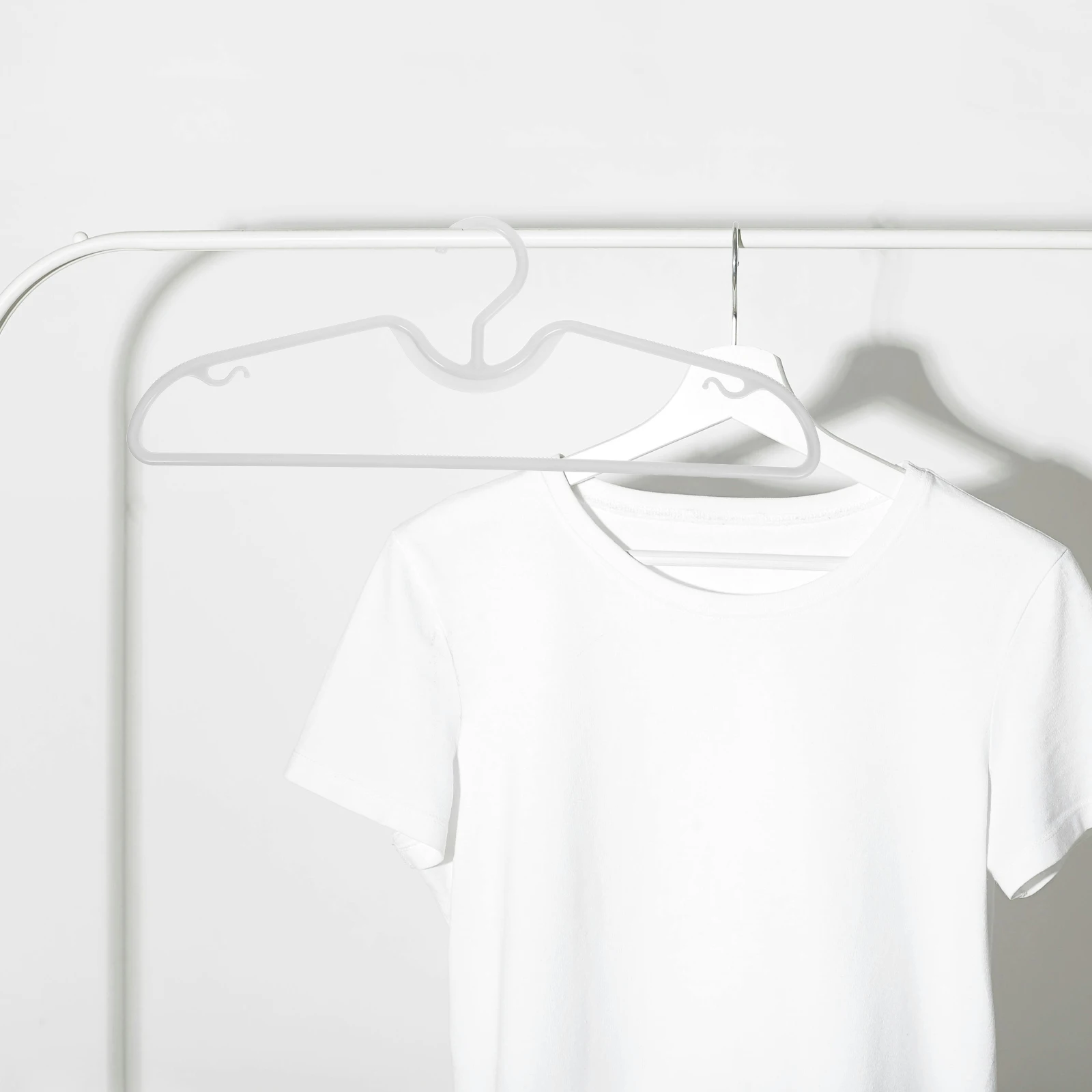 

10Pcs Short Neck Non Slip Hangers Plastic Space Saving M Shaped Prevents Bulging for T Shirts Tank Tops Jackets Closet Home