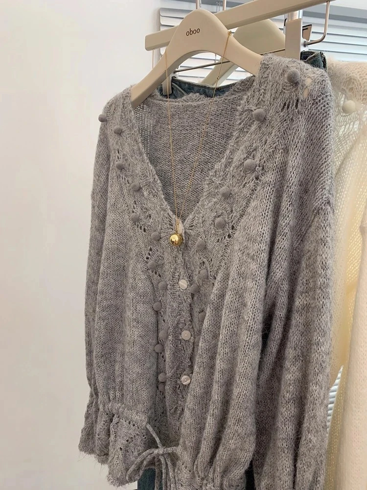 ゆったりとした女性のニットセーター、ベルスリーブ、Vネック、秋のアウターウェア、ファションデザイン、カジュアルで快適なロングスリーブトップ