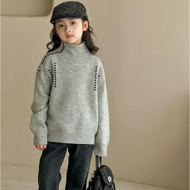 سترة محبوكة للفتيات لخريف وشتاء 2025 لون نقي وأكمام طويلة بلوفر برقبة عالية ملابس أطفال عصرية مريحة #1